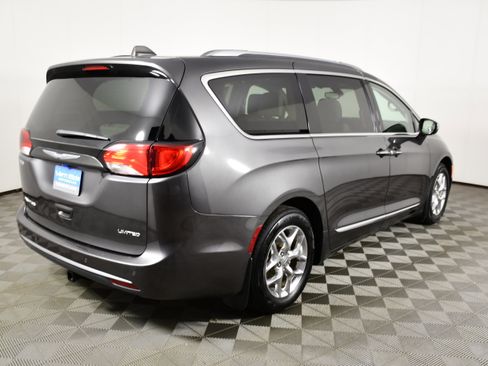 Used 2017 Chrysler Pacifica Limited FWD image 6