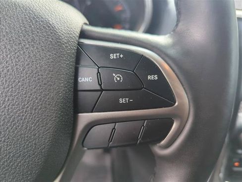 Used 2018 Jeep Grand Cherokee Overland AWD/4WD image 15