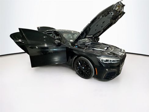 Used 2022 BMW 740i w/ M Sport Package RWD image 41