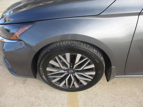 Used 2024 Nissan Altima 2.5 SV w/ SV Premium Package image 3