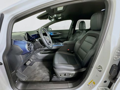 Used 2024 Chevrolet Equinox EV LT FWD image 13