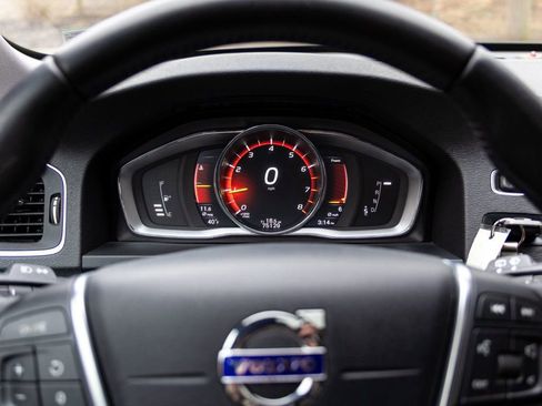 Used 2017 Volvo V60 T5 Cross Country w/ Convenience Package image 11