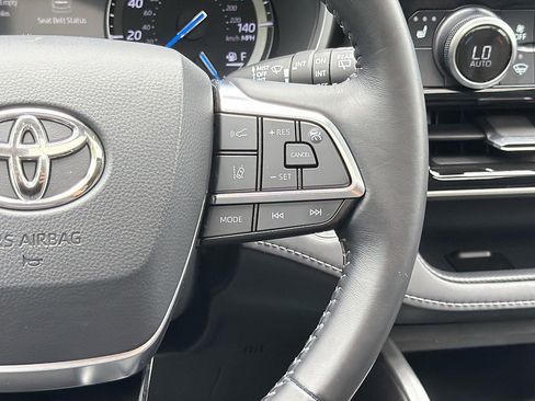 Used 2021 Toyota Highlander XLE AWD/4WD image 10