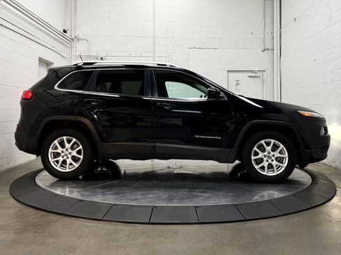 Used 2017 Jeep Cherokee Latitude w/ Cold Weather Group image 9