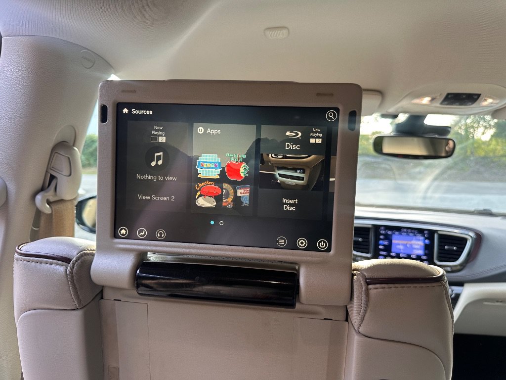 Used 2017 Chrysler Pacifica Limited w/ UConnect Theater Package FWD image 33