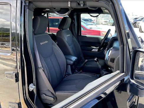 Used 2017 Jeep Wrangler Unlimited Sahara w/ Connectivity Group AWD/4WD image 13