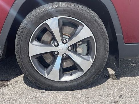 Used 2019 Jeep Cherokee Limited image 4