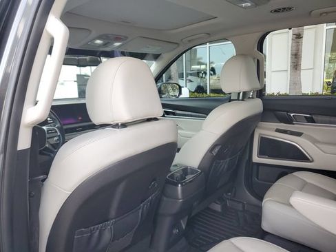Certified 2023 Kia Telluride EX w/ EX Captain's Chair Package FWD image 9