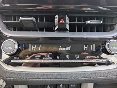 Used 2025 Toyota Corolla Cross XLE image 19