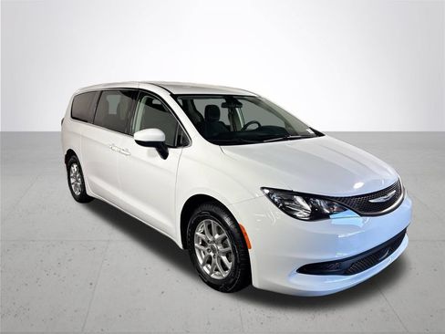 Used 2022 Chrysler Voyager LX FWD image 4
