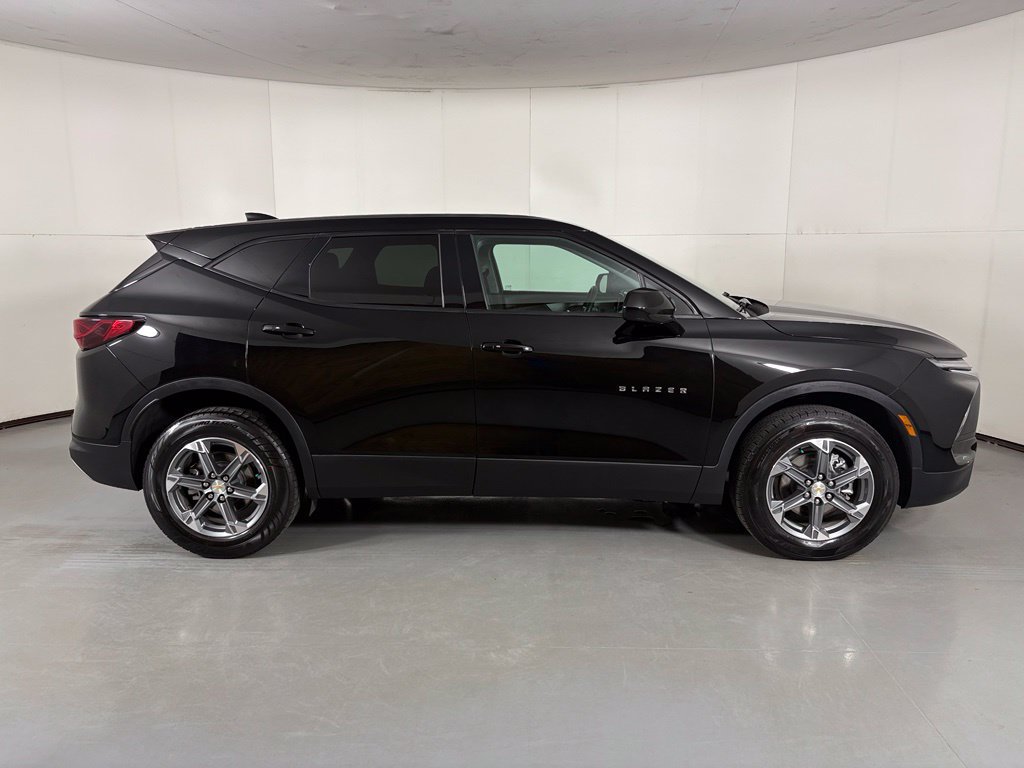 Used 2025 Chevrolet Blazer LT FWD image 9