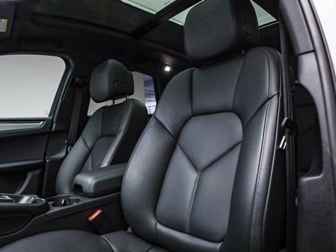 Certified 2026 Porsche Macan AWD/4WD image 5