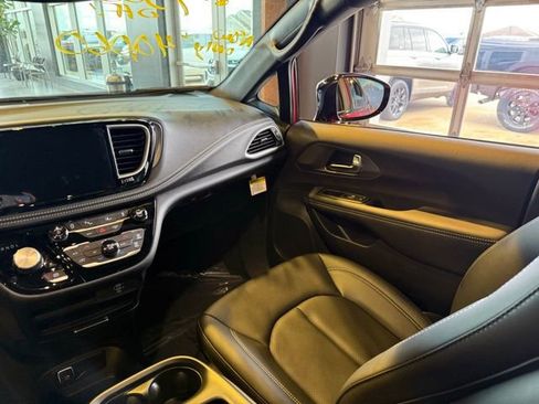 New 2026 Chrysler Pacifica Select image 17