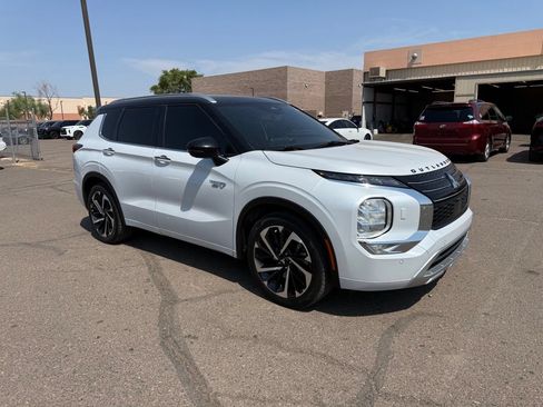 Used 2023 Mitsubishi Outlander 4WD Plug-In Hybrid image 3