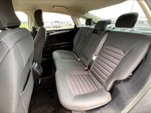 Used 2017 Ford Fusion SE w/ Fusion SE Technology Package image 19