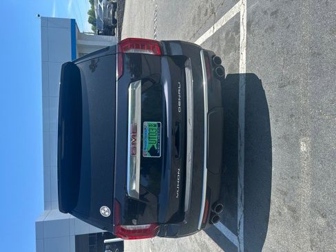 Used 2023 GMC Yukon Denali RWD image 3