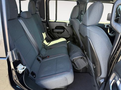 Used 2024 Jeep Gladiator Rubicon AWD/4WD image 18