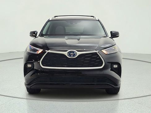 Used 2023 Toyota Highlander XLE AWD/4WD image 2