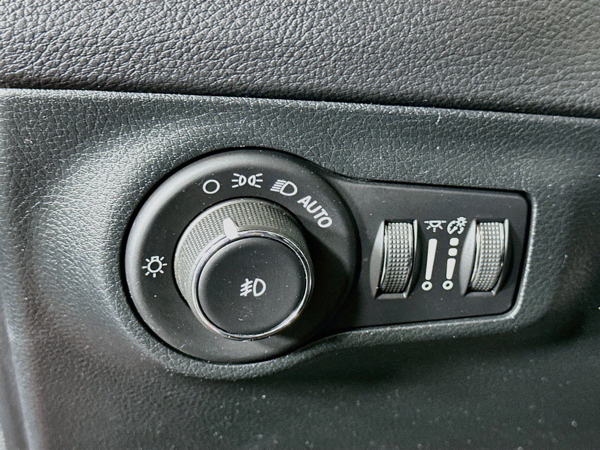 Used 2021 Jeep Compass Latitude w/ Sun and Sound Group FWD image 17