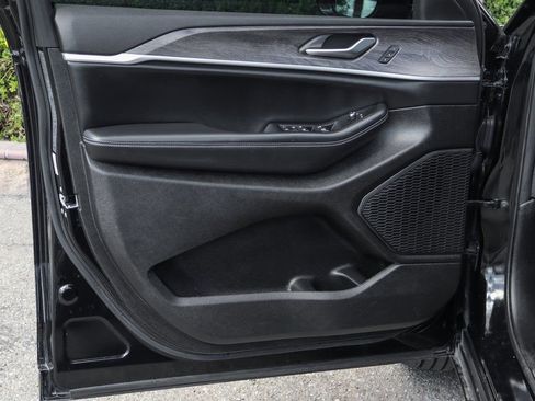 Used 2023 Jeep Grand Cherokee Limited image 15