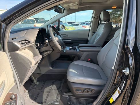 Used 2024 Toyota Sienna XLE image 21