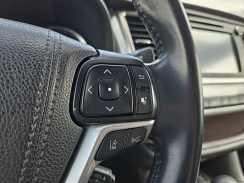 Used 2018 Toyota Highlander XLE w/ Protection Package #3 AWD/4WD image 18