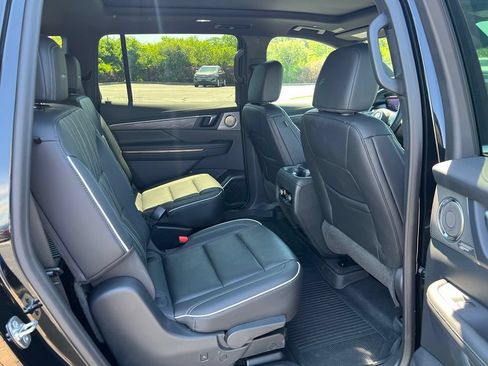 Used 2025 Buick Enclave Avenir w/ Super Cruise Package AWD/4WD image 10
