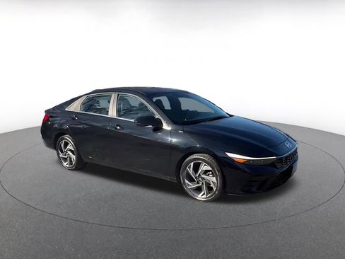 Used 2025 Hyundai Elantra SEL image 2