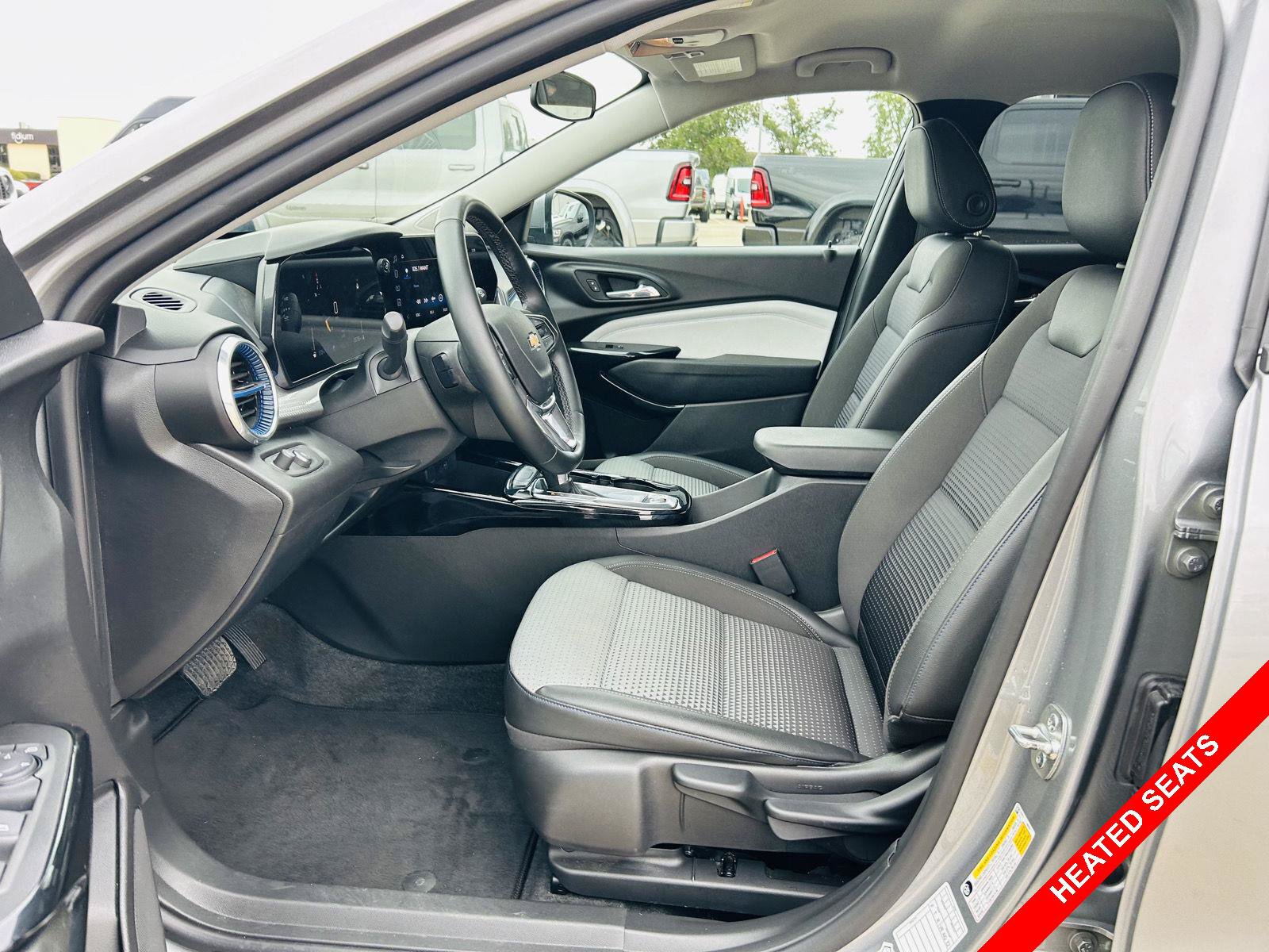 Used 2025 Chevrolet Trax LT w/ LT Convenience Package FWD image 3