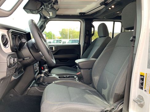 Used 2025 Jeep Wrangler Sahara image 25