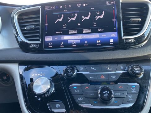 Used 2024 Chrysler Pacifica Touring-L FWD image 30