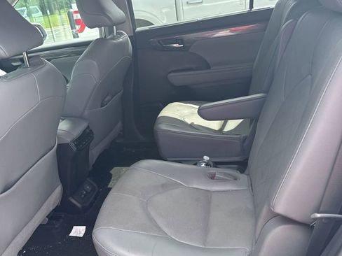 Used 2022 Toyota Highlander Platinum FWD image 11