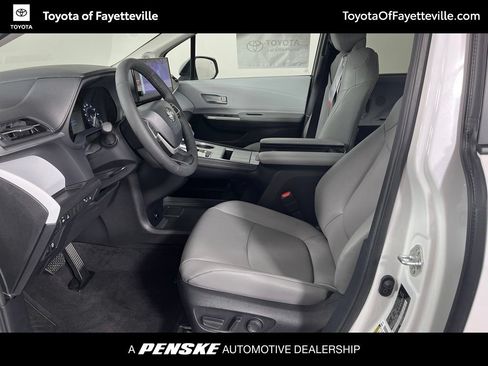 Used 2026 Toyota Sienna XLE FWD image 25