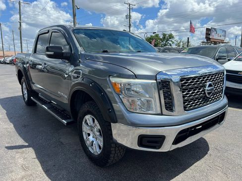 Used 2017 Nissan Titan SV image 3