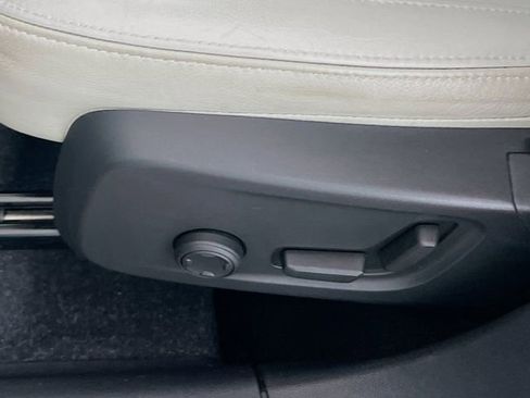 Used 2021 Volvo XC40 T5 Momentum w/ Protection Package Premier image 17