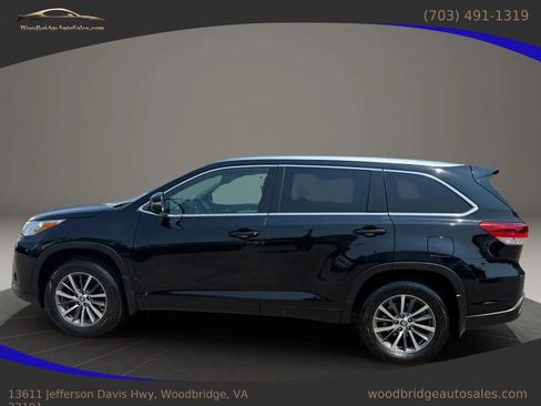 Used 2017 Toyota Highlander XLE AWD/4WD image 3
