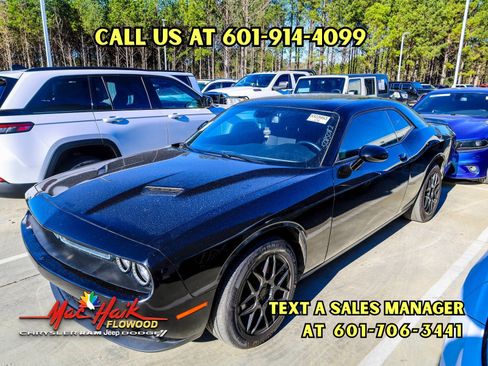 Used 2023 Dodge Challenger SXT image 1