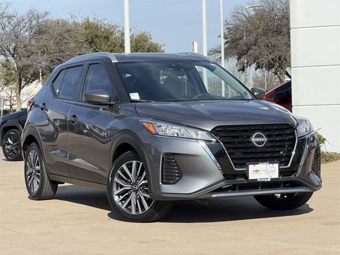 Used 2024 Nissan Kicks SV image 2