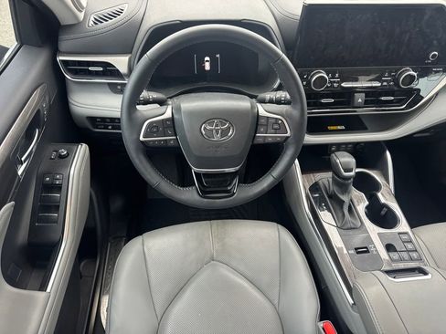 Used 2025 Toyota Highlander Limited image 15