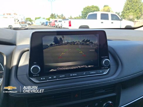 Used 2024 Nissan Rogue S AWD/4WD image 16