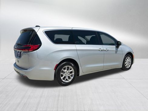 Used 2023 Chrysler Pacifica Touring-L FWD image 6