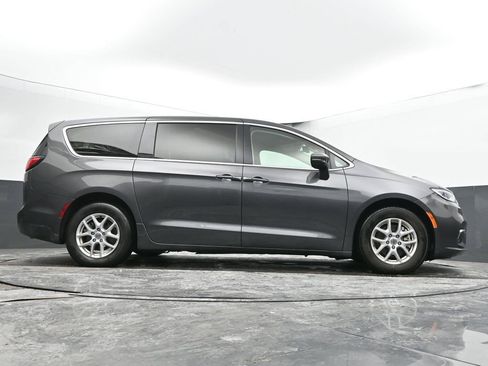Used 2023 Chrysler Pacifica Touring-L image 48