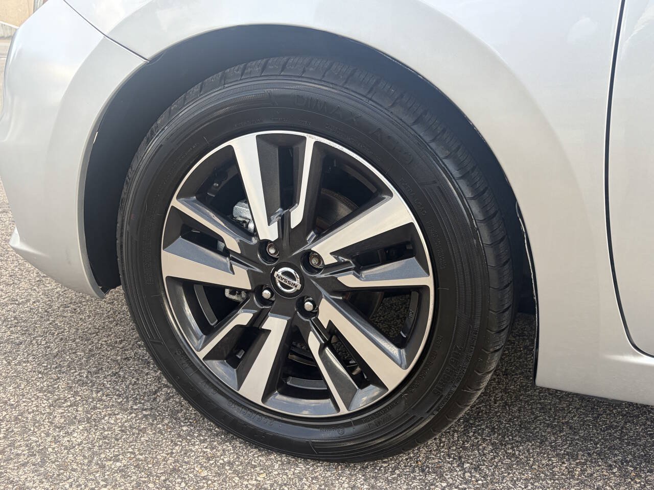 Used 2021 Nissan Versa SV FWD image 13