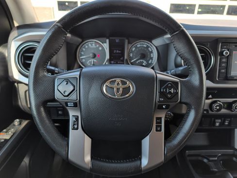 Used 2019 Toyota Tacoma SR5 AWD/4WD image 17