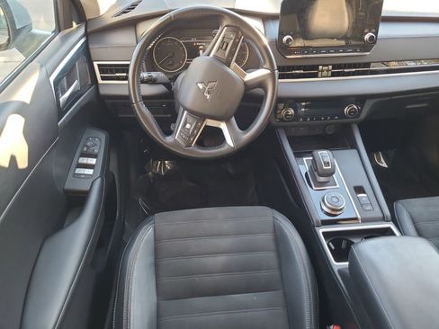 Used 2022 Mitsubishi Outlander SE image 9