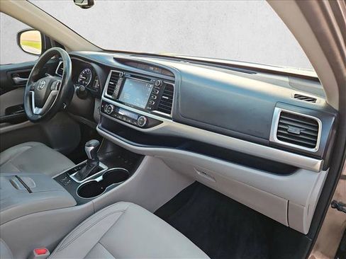Used 2016 Toyota Highlander XLE AWD/4WD image 29
