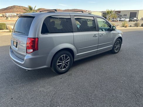Used 2017 Dodge Grand Caravan SXT image 3