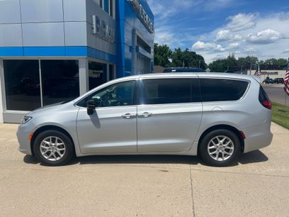 Used 2024 Chrysler Pacifica Touring-L