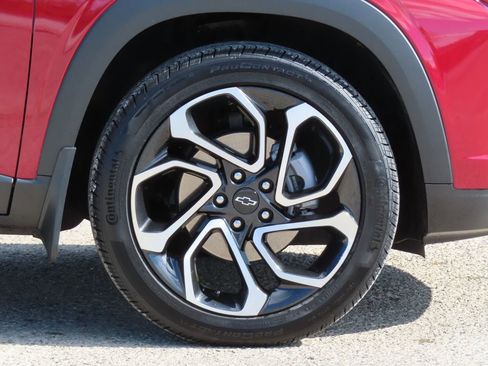 Used 2025 Chevrolet Trax RS w/ Sunroof Package FWD image 13