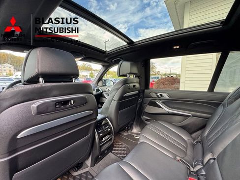 Used 2025 BMW X7 M60i w/ Climate Comfort Package image 17